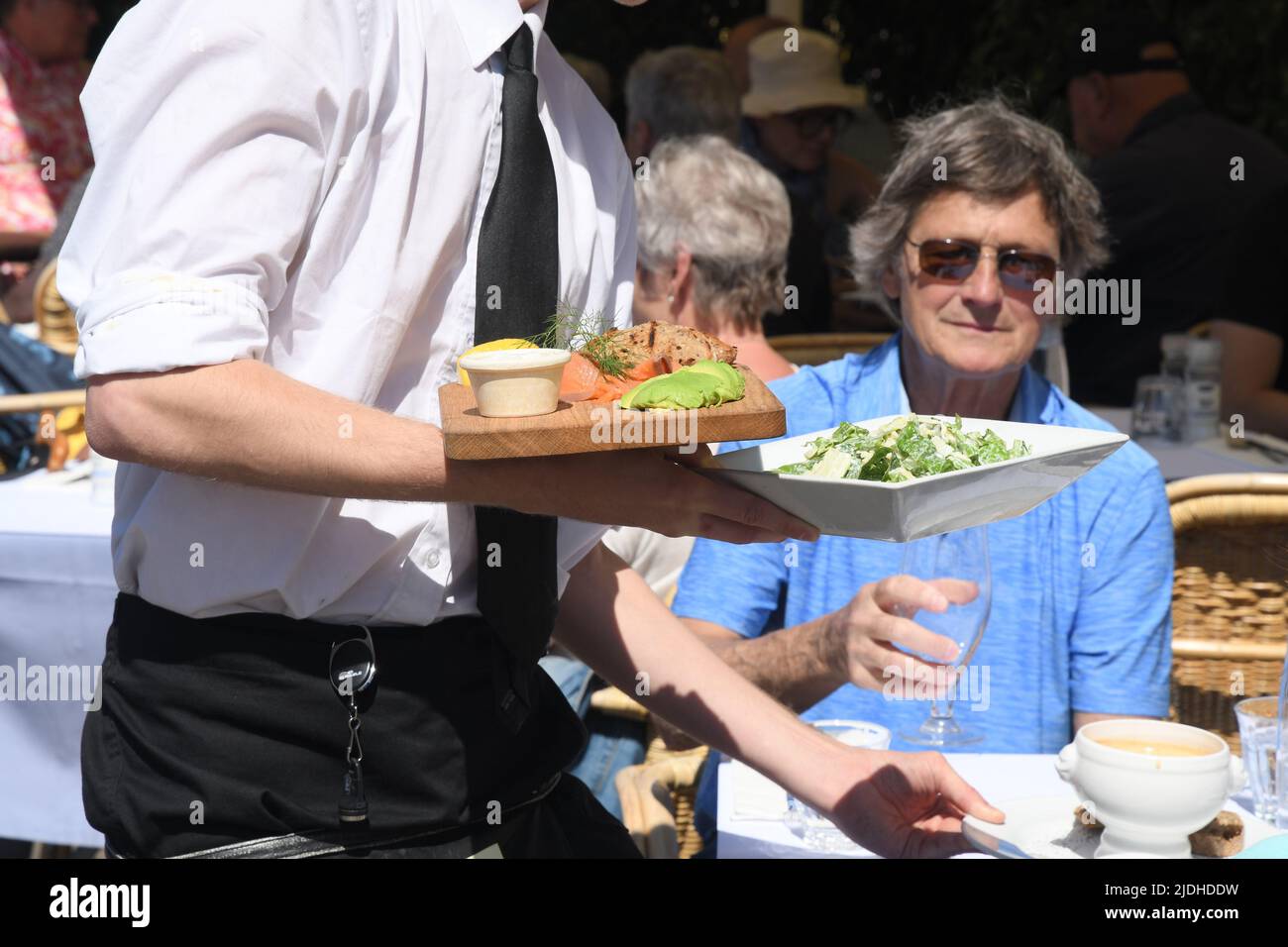 Copenhague/Danemark/2 juin 2022/les visiteurs enjoy summe day at Nyhavn canal Walk and food and drinks dansk Taste of food and drinks in Copenhagen Danemark.(photo..Francis Joseph Dean/Dean Pictures. Banque D'Images