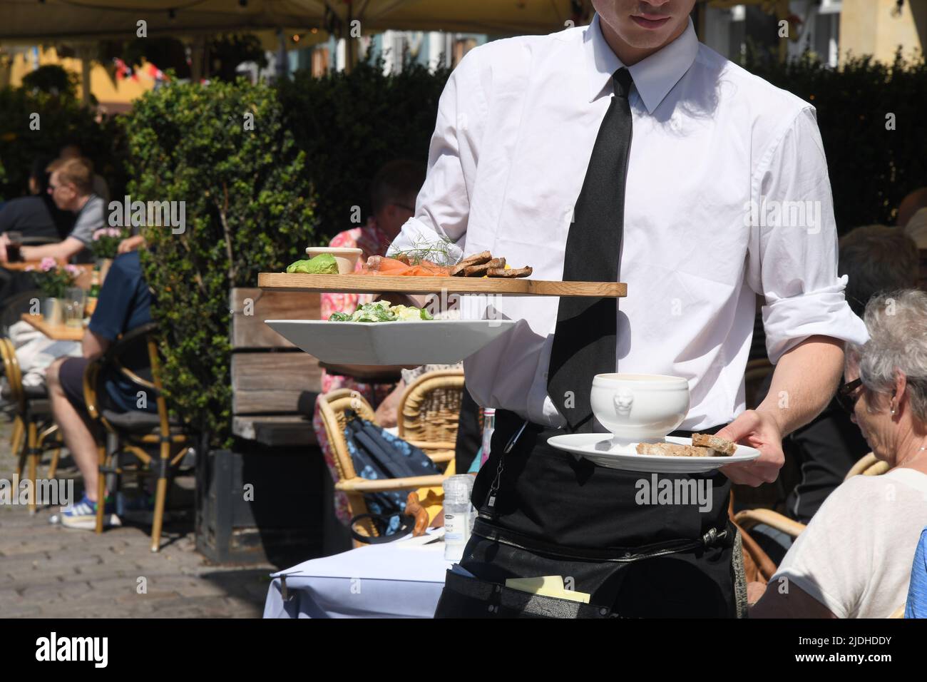 Copenhague/Danemark/2 juin 2022/les visiteurs enjoy summe day at Nyhavn canal Walk and food and drinks dansk Taste of food and drinks in Copenhagen Danemark.(photo..Francis Joseph Dean/Dean Pictures. Banque D'Images