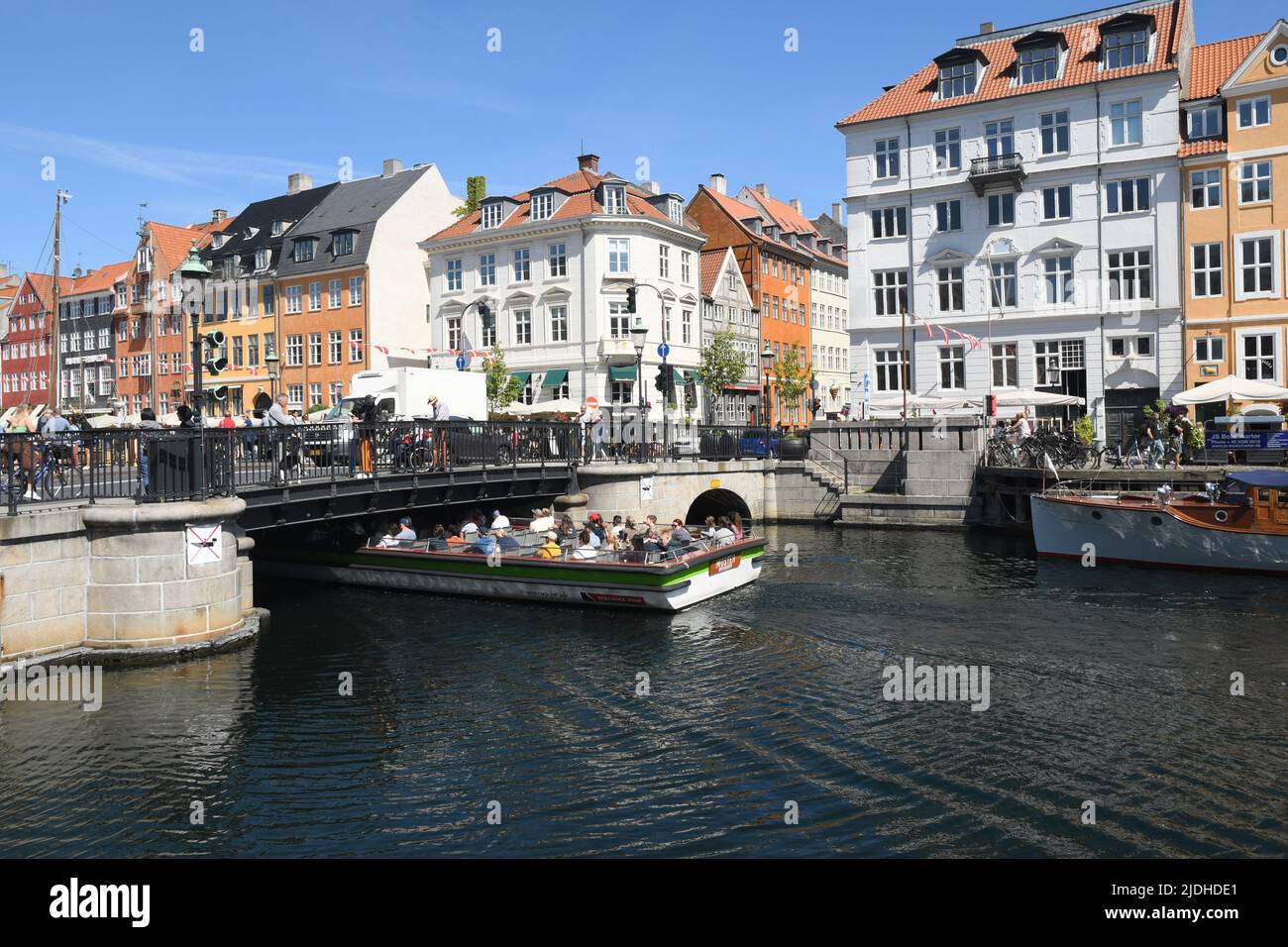 Copenhague/Danemark/2 juin 2022/les visiteurs enjoy summe day at Nyhavn canal Walk and food and drinks dansk Taste of food and drinks in Copenhagen Danemark.(photo..Francis Joseph Dean/Dean Pictures. Banque D'Images