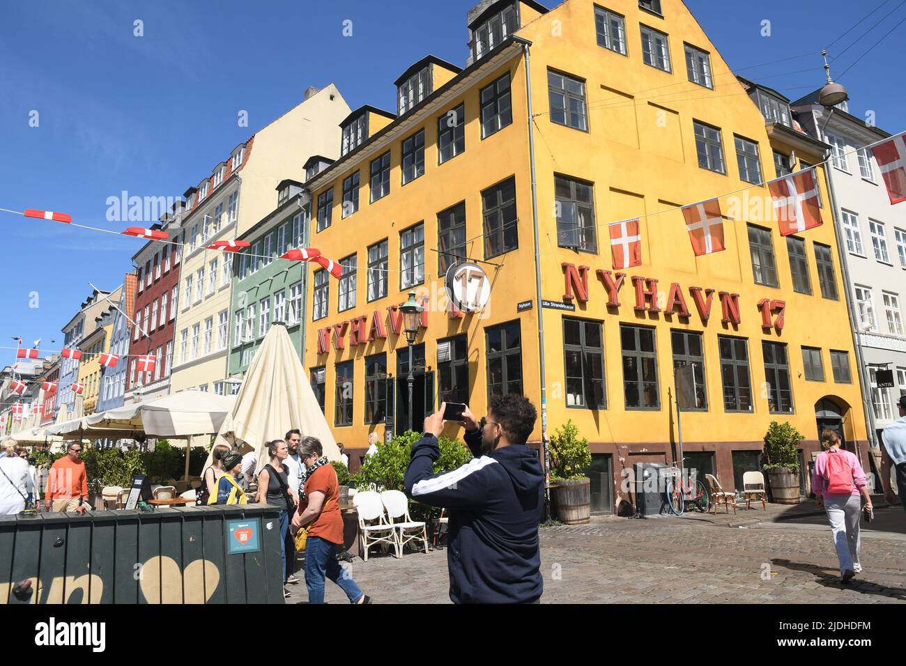 Copenhague/Danemark/2 juin 2022/les visiteurs enjoy summe day at Nyhavn canal Walk and food and drinks dansk Taste of food and drinks in Copenhagen Danemark.(photo..Francis Joseph Dean/Dean Pictures. Banque D'Images