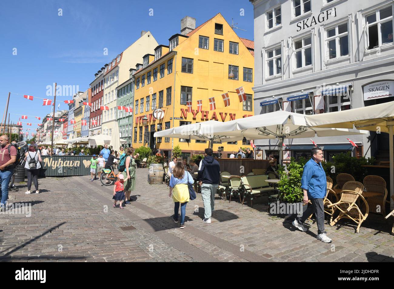 Copenhague/Danemark/2 juin 2022/les visiteurs enjoy summe day at Nyhavn canal Walk and food and drinks dansk Taste of food and drinks in Copenhagen Danemark.(photo..Francis Joseph Dean/Dean Pictures. Banque D'Images