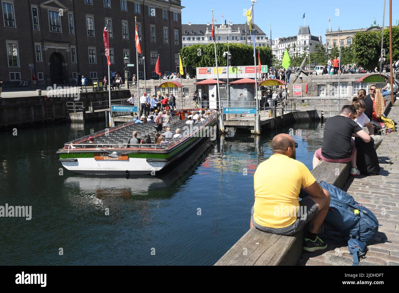 Copenhague/Danemark/21 juin 2022/les visiteurs enjoy summe day at Nyhavn canal Walk and food and drinks dansk Taste of food and drinks in Copenhagen Danemark.(photo..Francis Joseph Dean/Dean Pictures. Banque D'Images