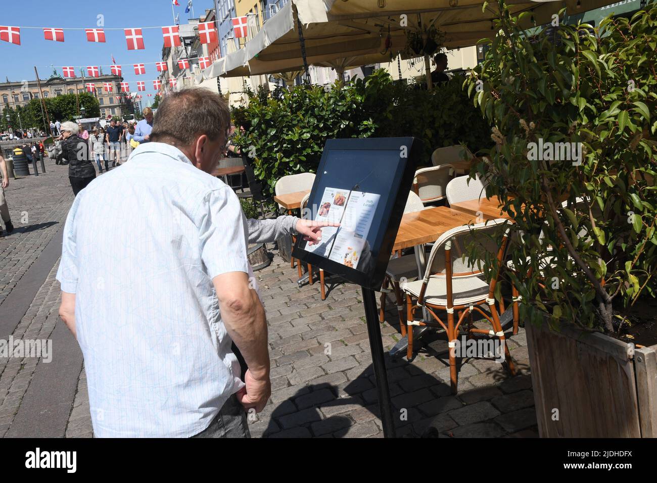 Copenhague/Danemark/2 juin 2022/les visiteurs enjoy summe day at Nyhavn canal Walk and food and drinks dansk Taste of food and drinks in Copenhagen Danemark.(photo..Francis Joseph Dean/Dean Pictures. Banque D'Images