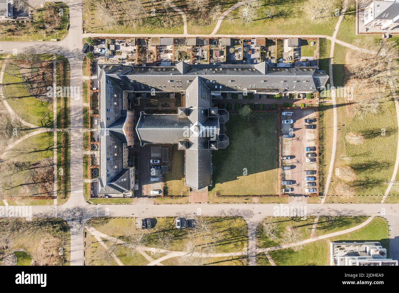 Vue panoramique sur l'église de la ville avec un grand parking et une pelouse bien entretenue Banque D'Images