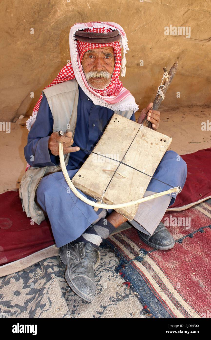 Vieil homme jouant un instrument de musique bédouin traditionnel (Rababah) Banque D'Images