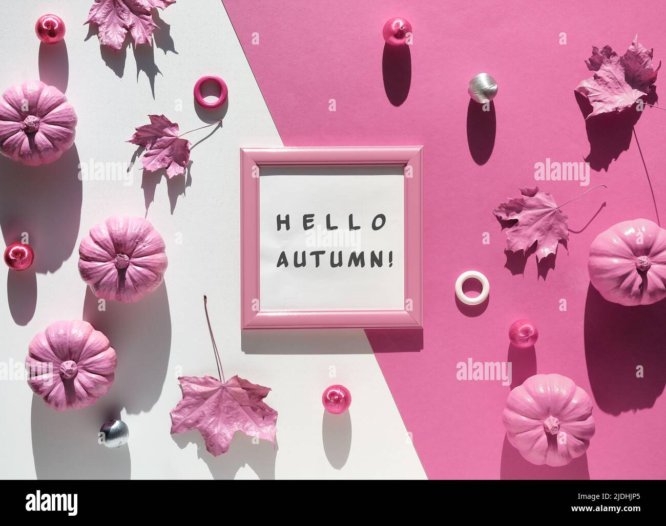 Fond en papier fuchsia rose avec décor d'automne. Texte Hello automne dans le cadre. Banque D'Images