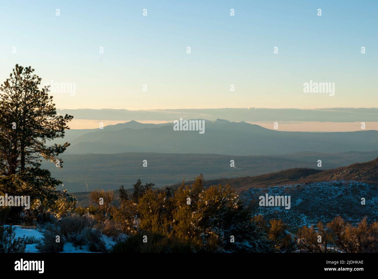 Vue horizontale de la Peña de Francia depuis la Garganta Estrémadure au printemps avec neige Banque D'Images