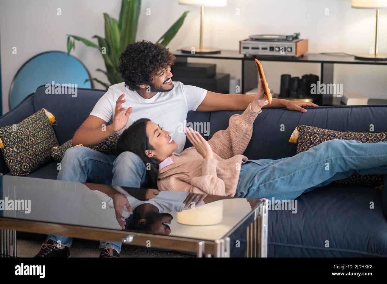 Un joli jeune couple qui passe du temps à la maison et qui a l'air détendu Banque D'Images