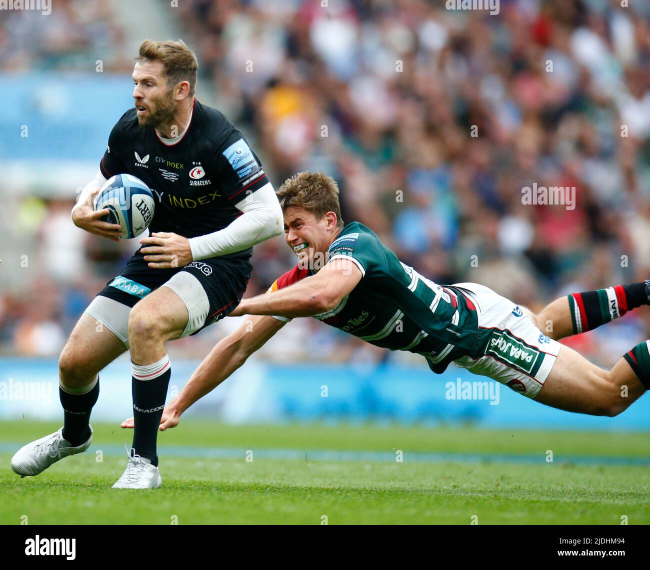 LONDRES ANGLETERRE - JUIN 18 : L-R Elliot Daly de Saracens est attaqué par Harry Potter de Leicester Tigers lors de la première finale anglaise de Gallagher Banque D'Images