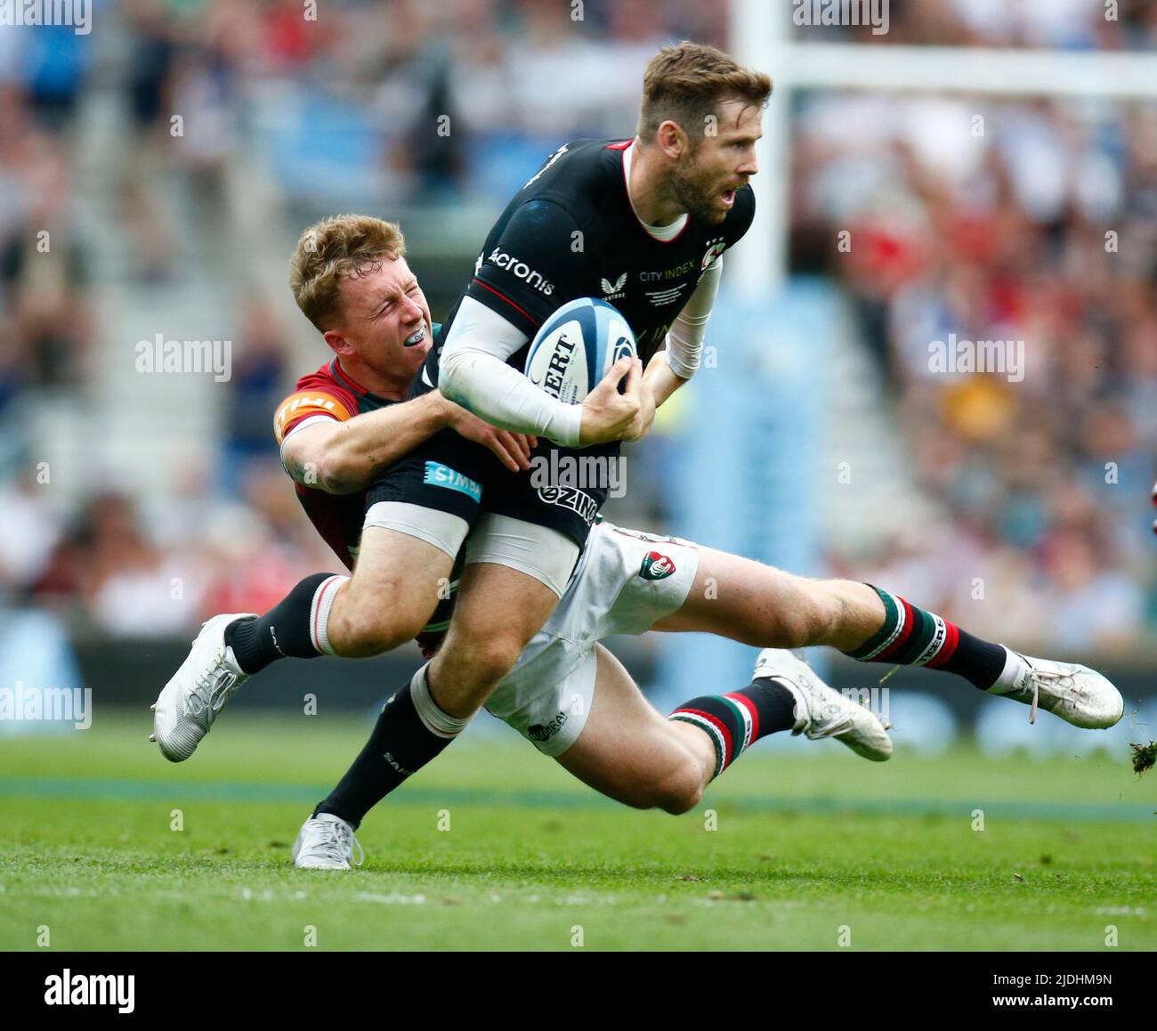 LONDRES ANGLETERRE - JUIN 18 : L-R Elliot Daly de Saracens est attaqué par Harry Potter de Leicester Tigers lors de la première finale anglaise de Gallagher Banque D'Images