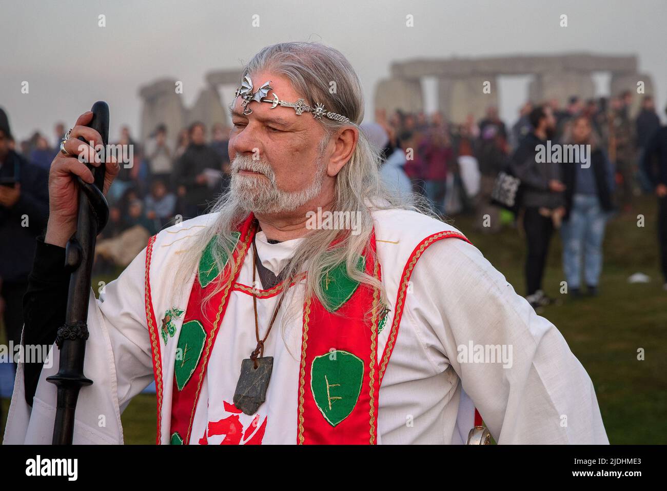 WILTSHIRE, ANGLETERRE - JUIN 21,2022 : les druides, les païens et les fêtards se rassemblent à Stonehenge, espérant voir le soleil se lever, alors qu'ils participent aux célébrations du solstice d'été à l'ancien monument néolithique de Stonehenge près de Salisbury sur 21 juin 2022 dans le Wiltshire, en Angleterre. Plusieurs milliers de personnes se sont rassemblées au lever du soleil au célèbre cercle de pierres historiques, un monument historique classé au patrimoine mondial de l'UNESCO, pour célébrer le solstice Banque D'Images