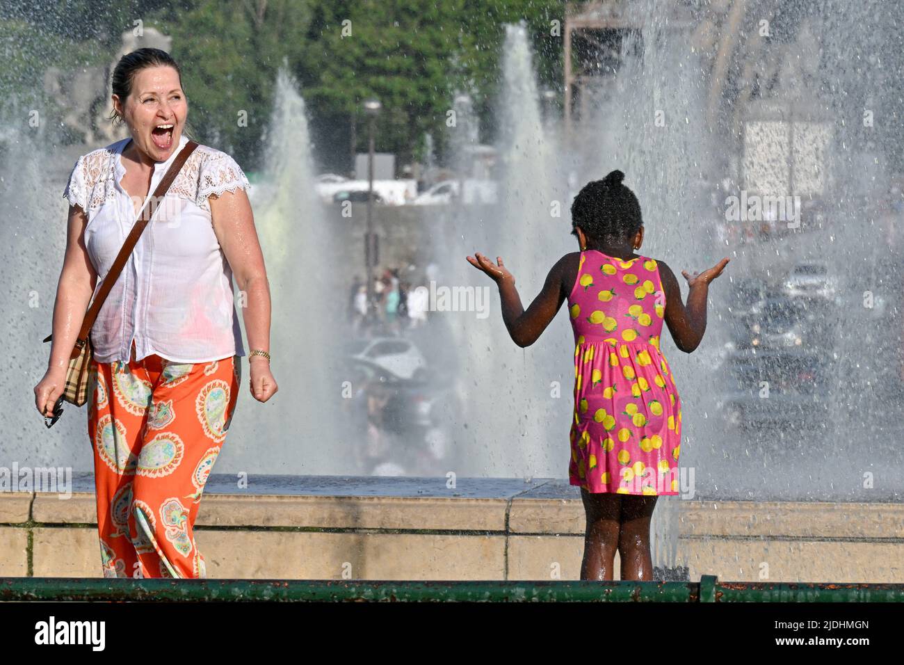 Paris, France. 18th juin 2022. Les gens se rafraîchissent à proximité des fontaines de la Tour Eiffel comme une vague de chaleur avec des températures atteignant 40°C est attendue aujourd'hui à Paris, France sur 18 juin 2022. (Photo de Lionel Urman/Sipa USA) crédit: SIPA USA/Alay Live News Banque D'Images