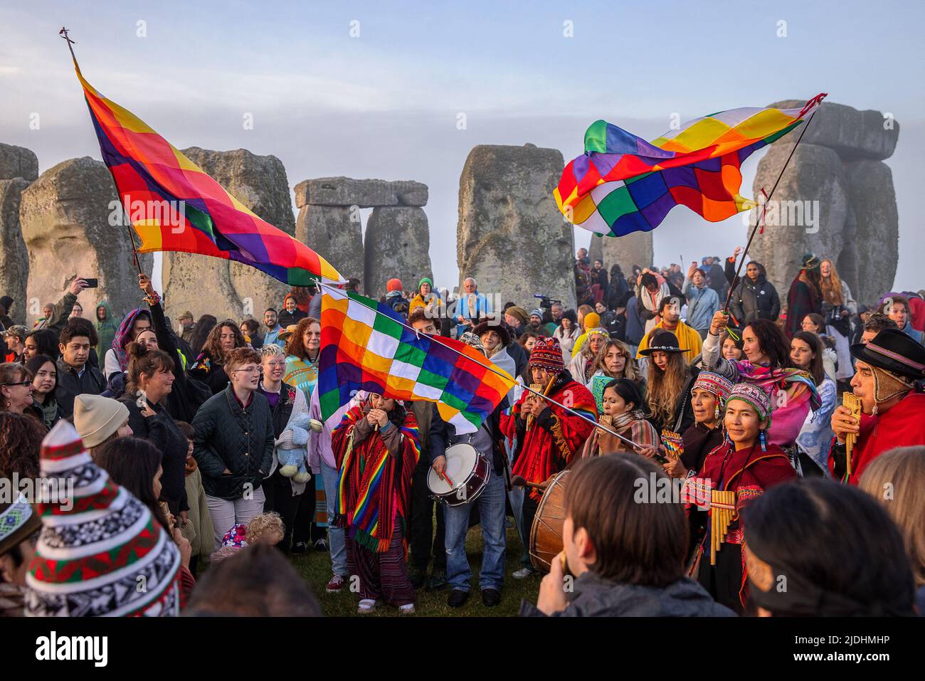 WILTSHIRE, ANGLETERRE - JUIN 21,2022 : les druides, les païens et les fêtards se rassemblent à Stonehenge, espérant voir le soleil se lever, alors qu'ils participent aux célébrations du solstice d'été à l'ancien monument néolithique de Stonehenge près de Salisbury sur 21 juin 2022 dans le Wiltshire, en Angleterre. Plusieurs milliers de personnes se sont rassemblées au lever du soleil au célèbre cercle de pierres historiques, un monument historique classé au patrimoine mondial de l'UNESCO, pour célébrer le solstice Banque D'Images