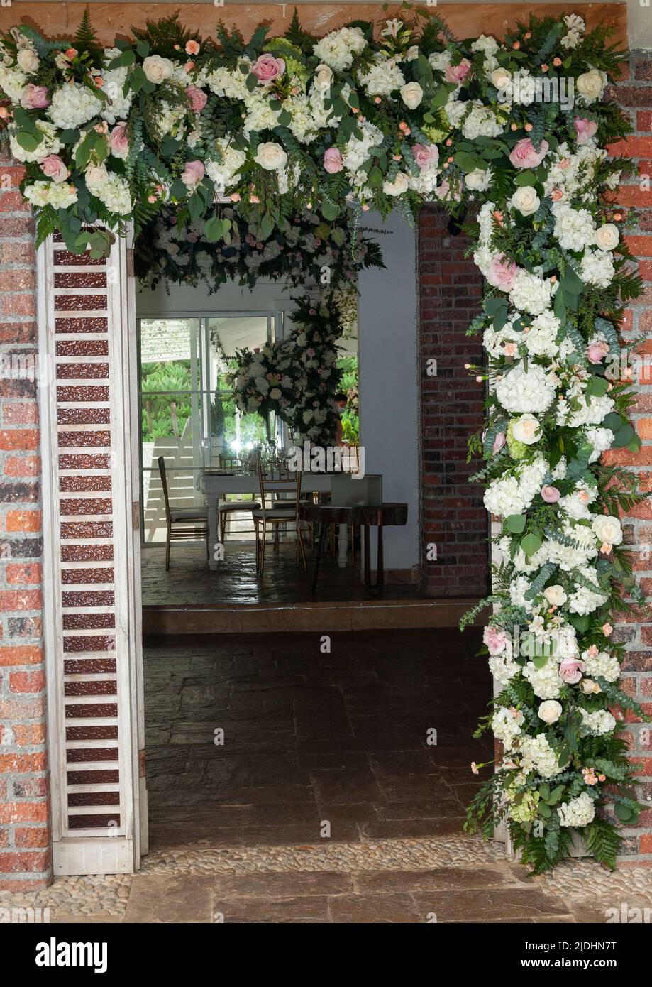 Cadre de porte décoré de fleurs entrée à la réception Banque D'Images