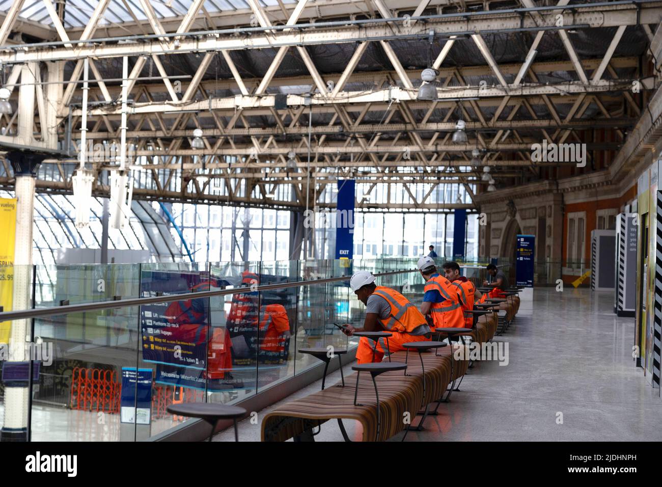 Londres, Royaume-Uni. 21st juin 2022. Les ingénieurs ferroviaires sont vus faire une pause à la gare de Waterloo. Mardi dernier, les travailleurs ferroviaires du syndicat des chemins de fer, des Maritimes et des Transports (RMT) ont entamé la plus grande grève ferroviaire au Royaume-Uni en trois décennies après que les syndicats ont rejeté une offre de dernière minute des compagnies ferroviaires, mettant les services dans tout le pays quasiment au point mort. Plus de 80 % des services devraient être mis en attente en raison du départ. Crédit : SOPA Images Limited/Alamy Live News Banque D'Images