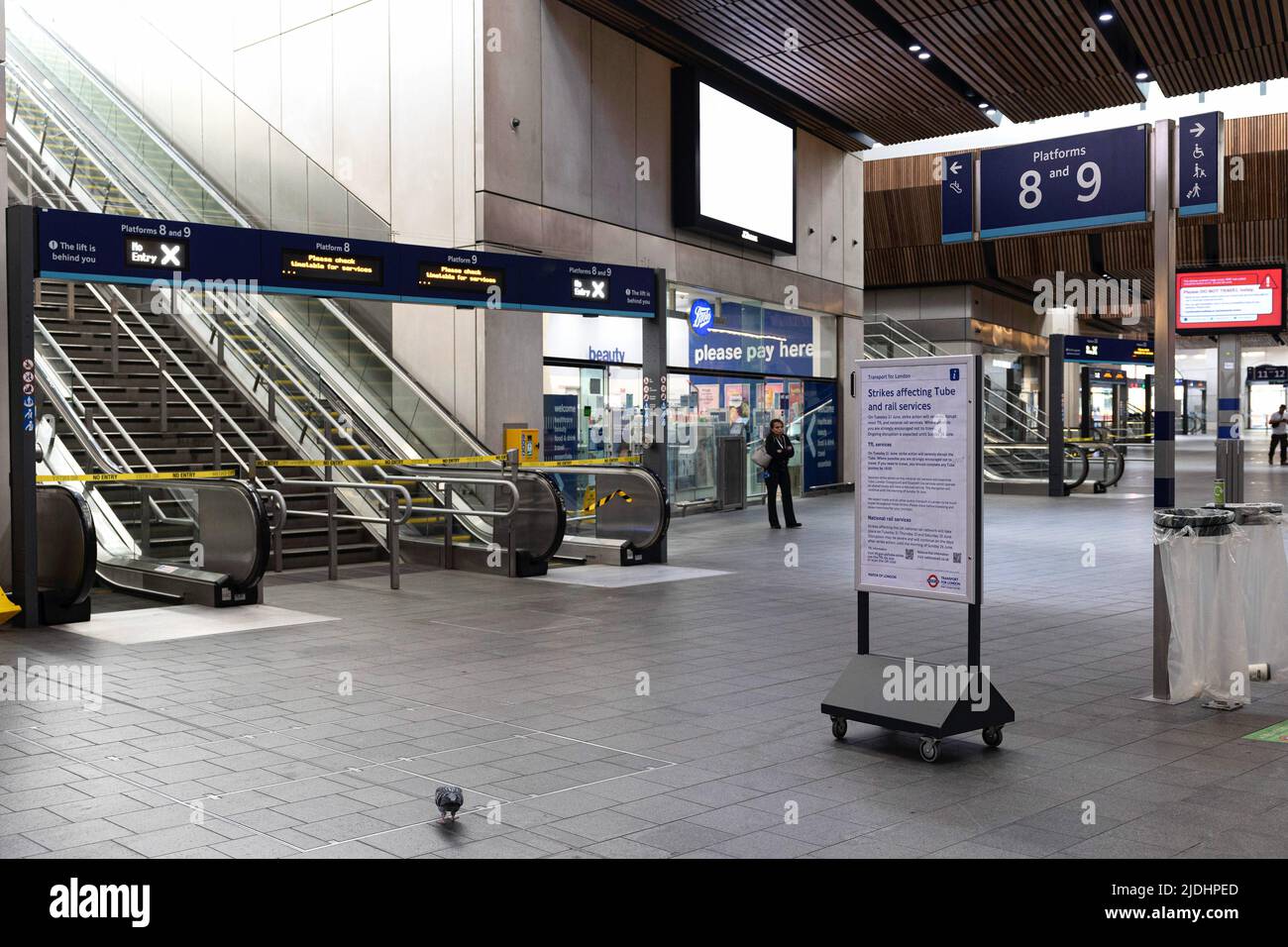 Londres, Royaume-Uni. 21st juin 2022. Un panneau d'affichage est visible dans la station pour informer les passagers de l'interruption du service. La gare de London Bridge est vide en raison de la grève nationale des chemins de fer. Mardi dernier, les travailleurs ferroviaires du syndicat des chemins de fer, des Maritimes et des Transports (RMT) ont entamé la plus grande grève ferroviaire au Royaume-Uni en trois décennies après que les syndicats ont rejeté une offre de dernière minute des compagnies ferroviaires, mettant les services dans tout le pays quasiment au point mort. Plus de 80 % des services devraient être mis en attente en raison du départ. Crédit : SOPA Images Limited/Alamy Live News Banque D'Images