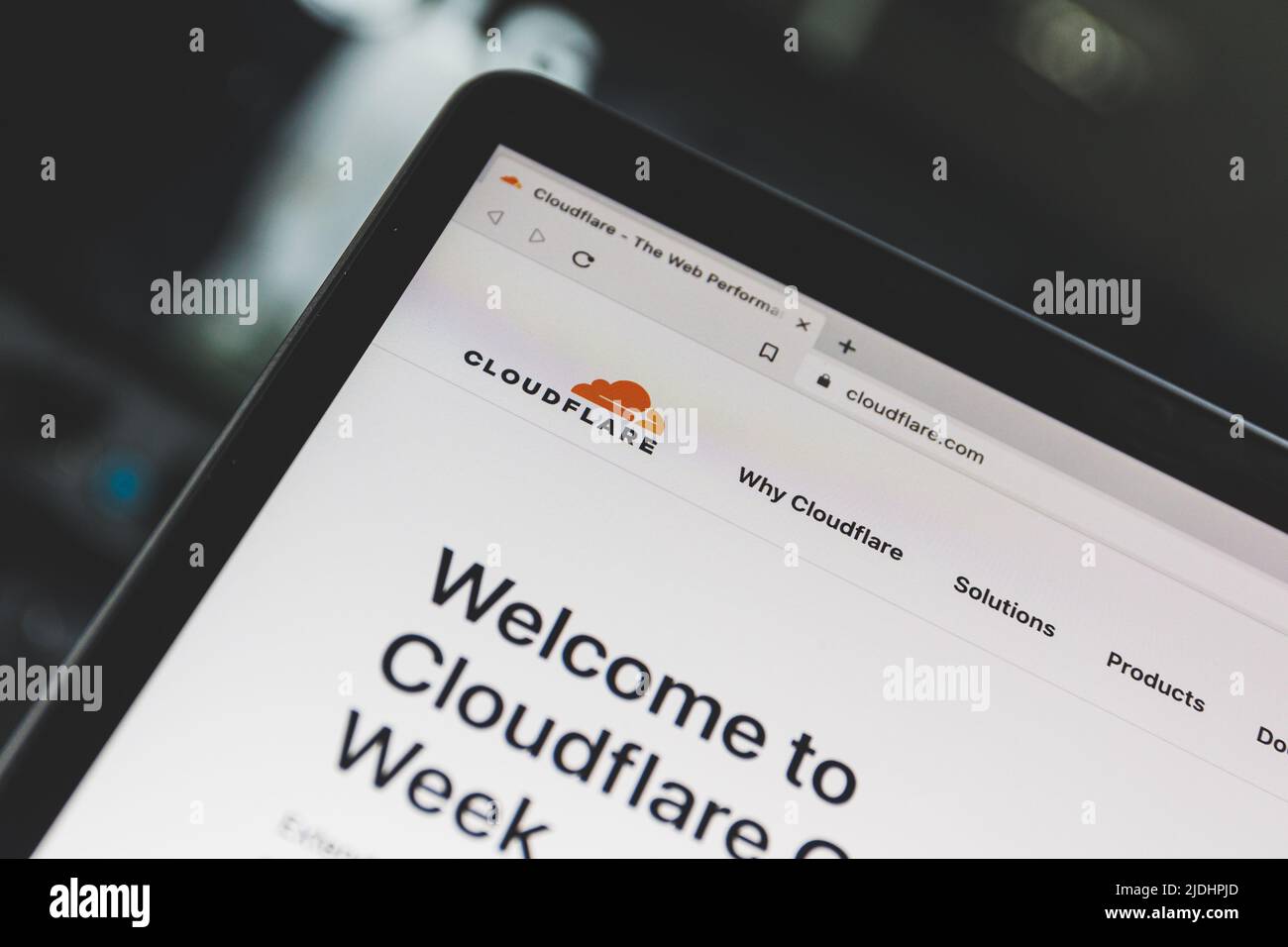 Cloudflare logo à l'écran. Cloudflare est un réseau américain de diffusion de contenu et une société de protection contre les attaques DDoS Banque D'Images