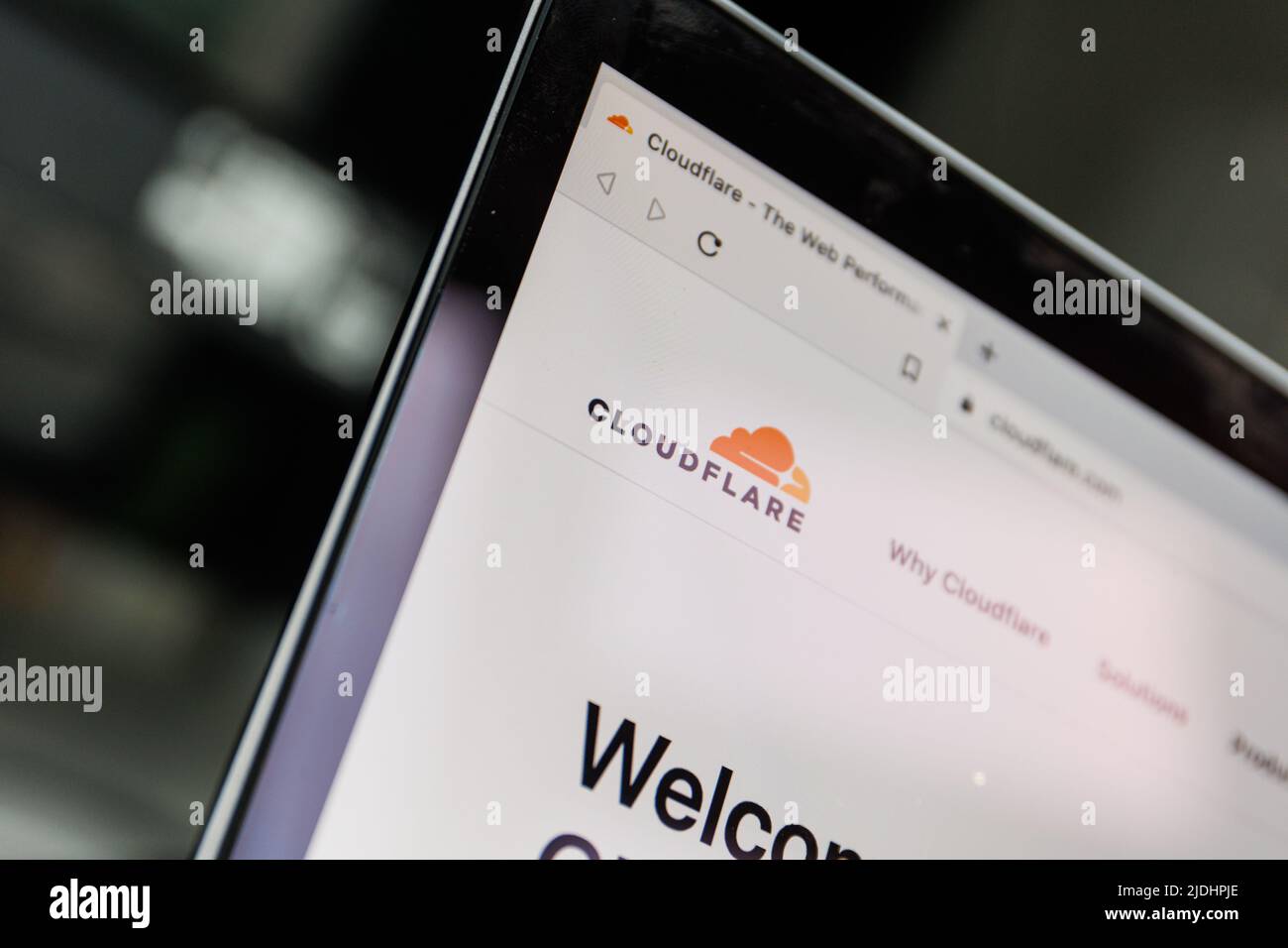 Cloudflare logo à l'écran. Cloudflare est un réseau américain de diffusion de contenu et une société de protection contre les attaques DDoS Banque D'Images