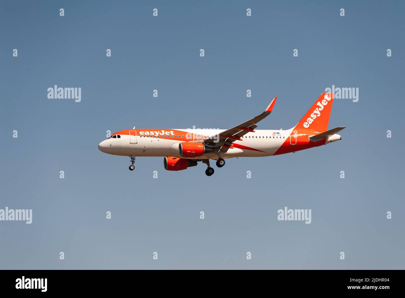 18.06.2022, Berlin, Allemagne, Europe - un Airbus A320-200 EasyJet s'approche de l'aéroport de Brandebourg de Berlin BER pour atterrir. Banque D'Images