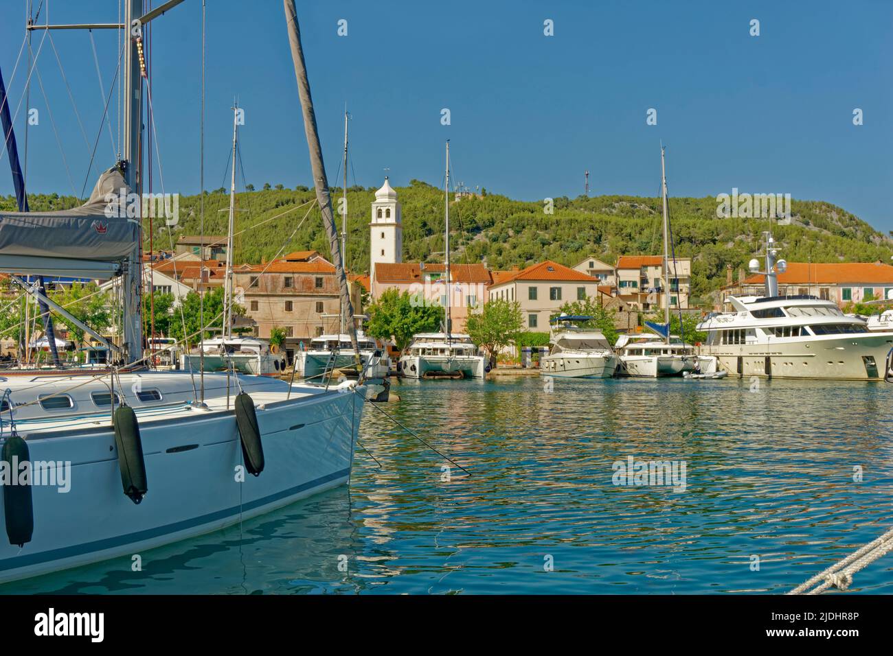 Port de plaisance à Skradin près des cascades de Krka et du parc national de Krka, près de Sibenik en Croatie. Banque D'Images