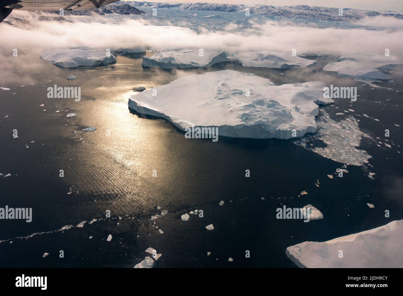 Vol au-dessus du Groenland avec Icebergs flottant sur l'océan Banque D'Images