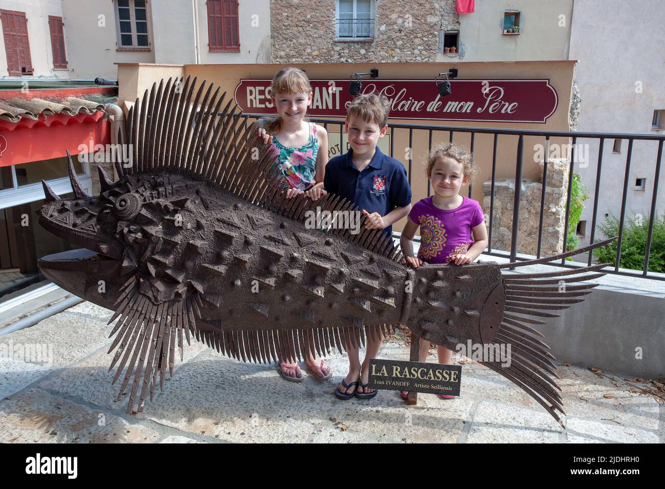 Trois enfants par sculpture la Racasse poisson métal, France Banque D'Images