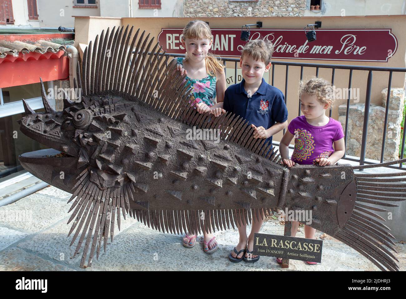 Trois enfants par sculpture la Racasse poisson métal, France Banque D'Images