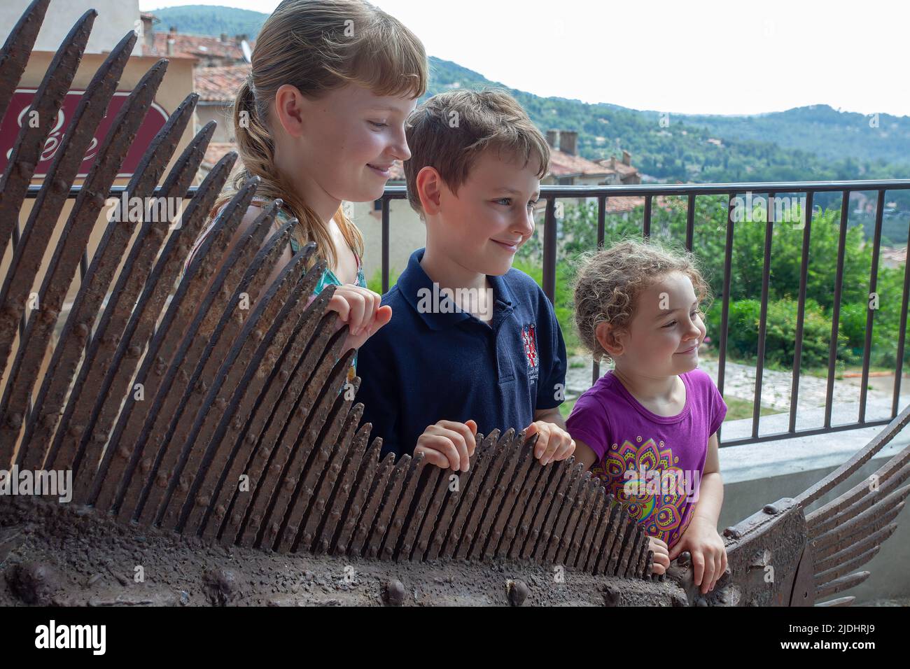 Trois enfants par sculpture la Racasse poisson métal, France Banque D'Images
