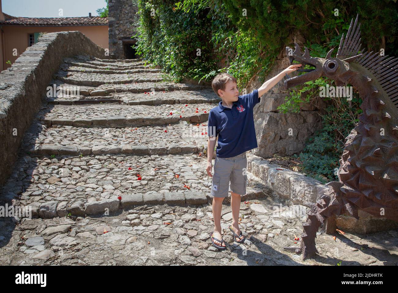 Sculpture garçon et cheval en métal Banque D'Images