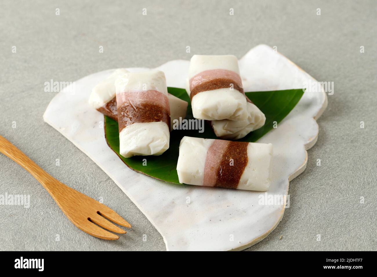 Getuk Tigna Warna ou Getuk Trio, en-cas javanais traditionnel sucré de Magelang. Un mélange de manioc, sucre, et noix de coco, gros plan Banque D'Images