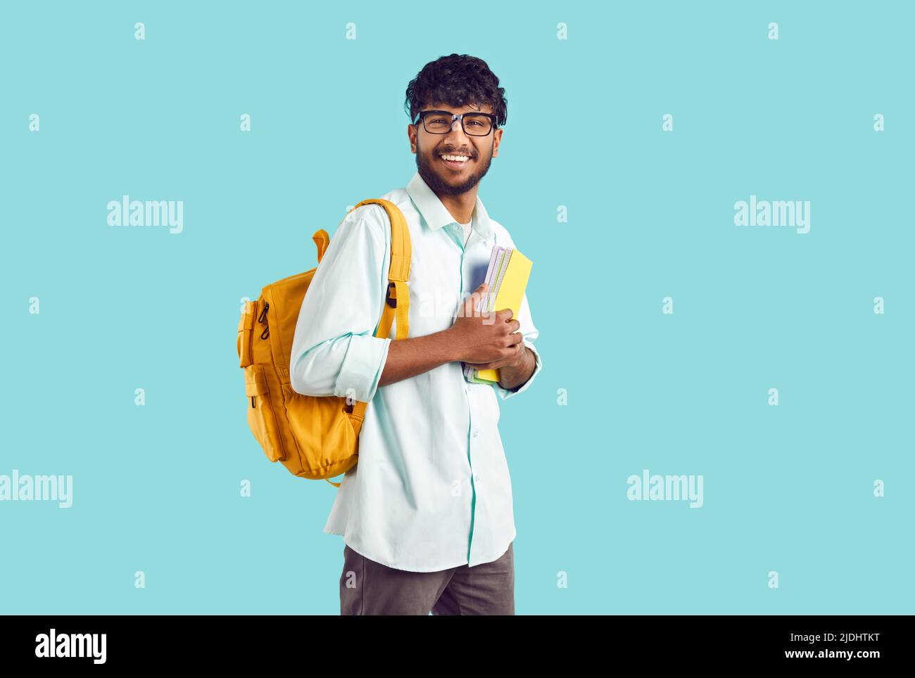 Un étudiant international souriant avec un sac à dos et des livres Banque D'Images