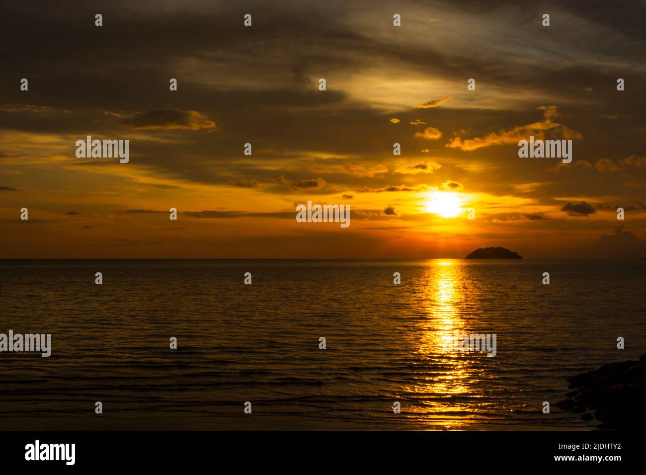 Magnifique coucher de soleil sur la plage, Tanjung Aru Beach, Kota Kinabalu, Bornéo, Sabah, Malaisie Banque D'Images
