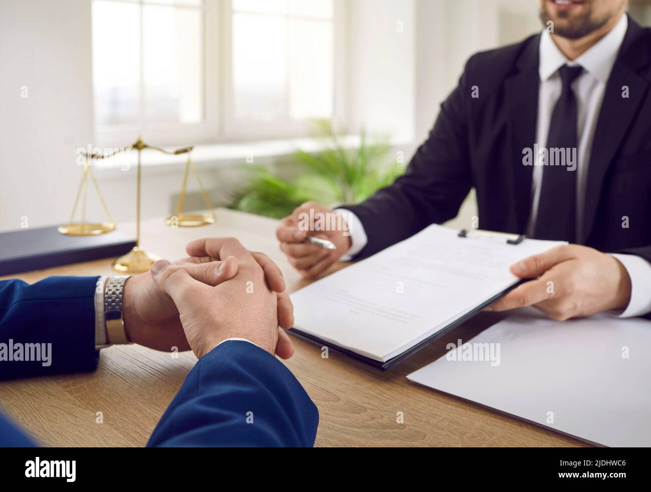 Un avocat, un avocat ou un conseiller juridique donne un contrat à son client pour signature Banque D'Images