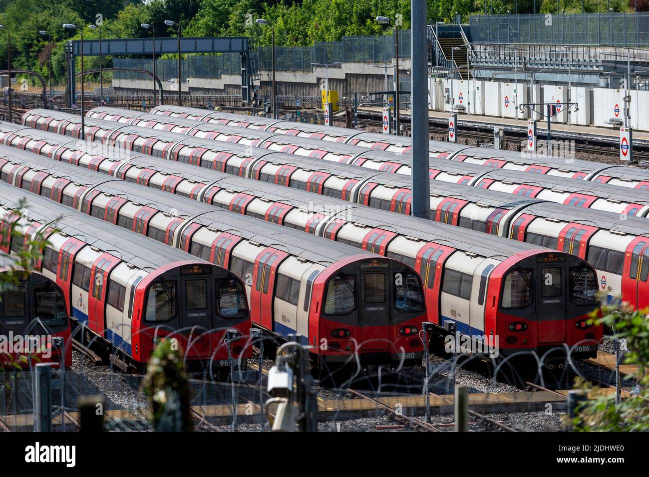 Londres, Royaume-Uni. 21 juin 2022. Les trains de métro garés à la station de métro Stanmore au bout de la ligne Jubilee le jour d'une grève nationale des chemins de fer où les membres des compagnies ferroviaire, maritime et de transport (RMT) exigent une amélioration des salaires et des conditions. Les navetteurs ont été informés d'essayer de travailler de la maison si possible. Credit: Stephen Chung / Alamy Live News Banque D'Images