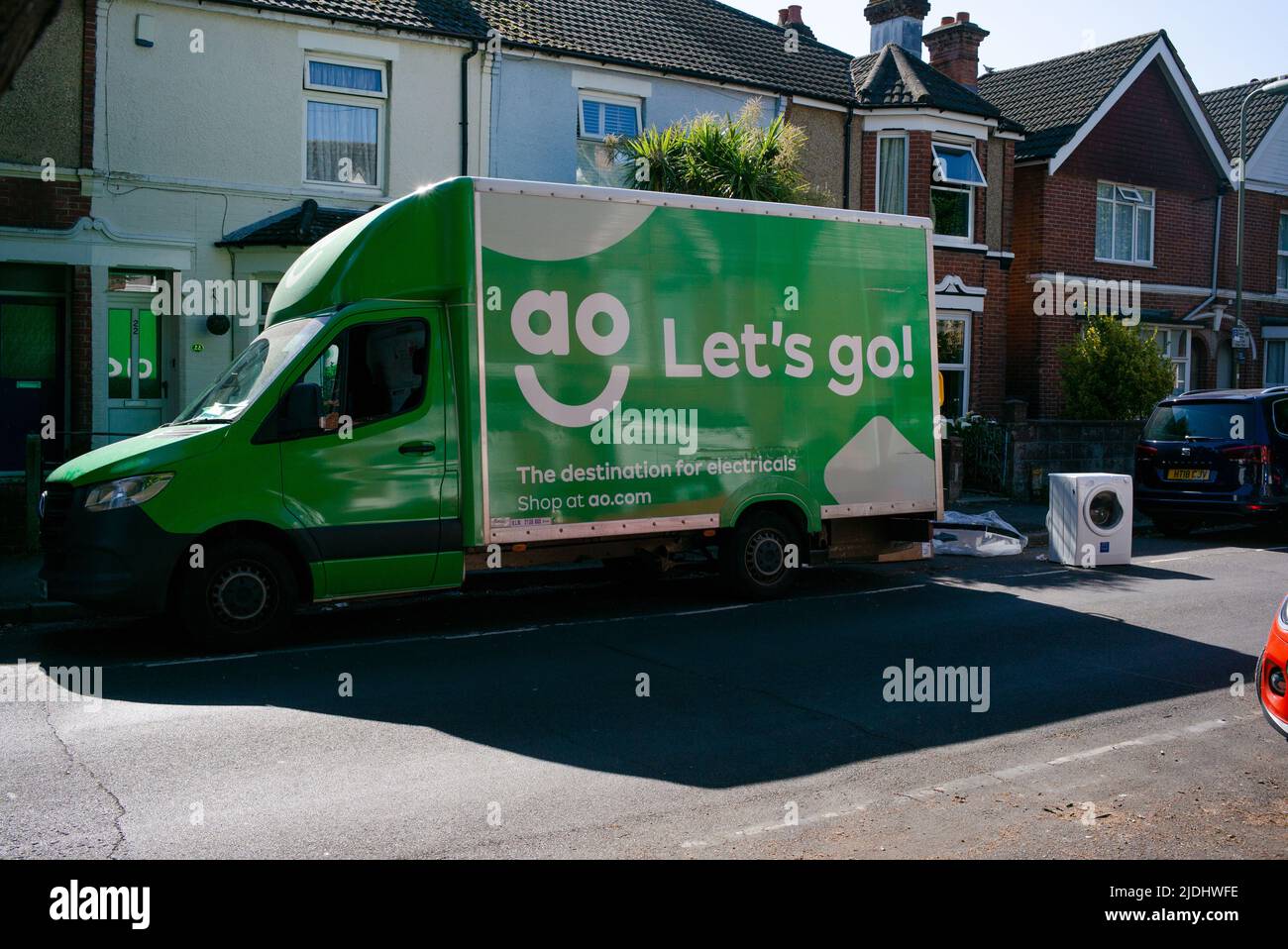 AO laisse aller faire des courses livraison / camionnette de collecte livraison et de retrait des appareils de lave-linge de cuisine dans Eastleigh hampshire Royaume-Uni. Banque D'Images