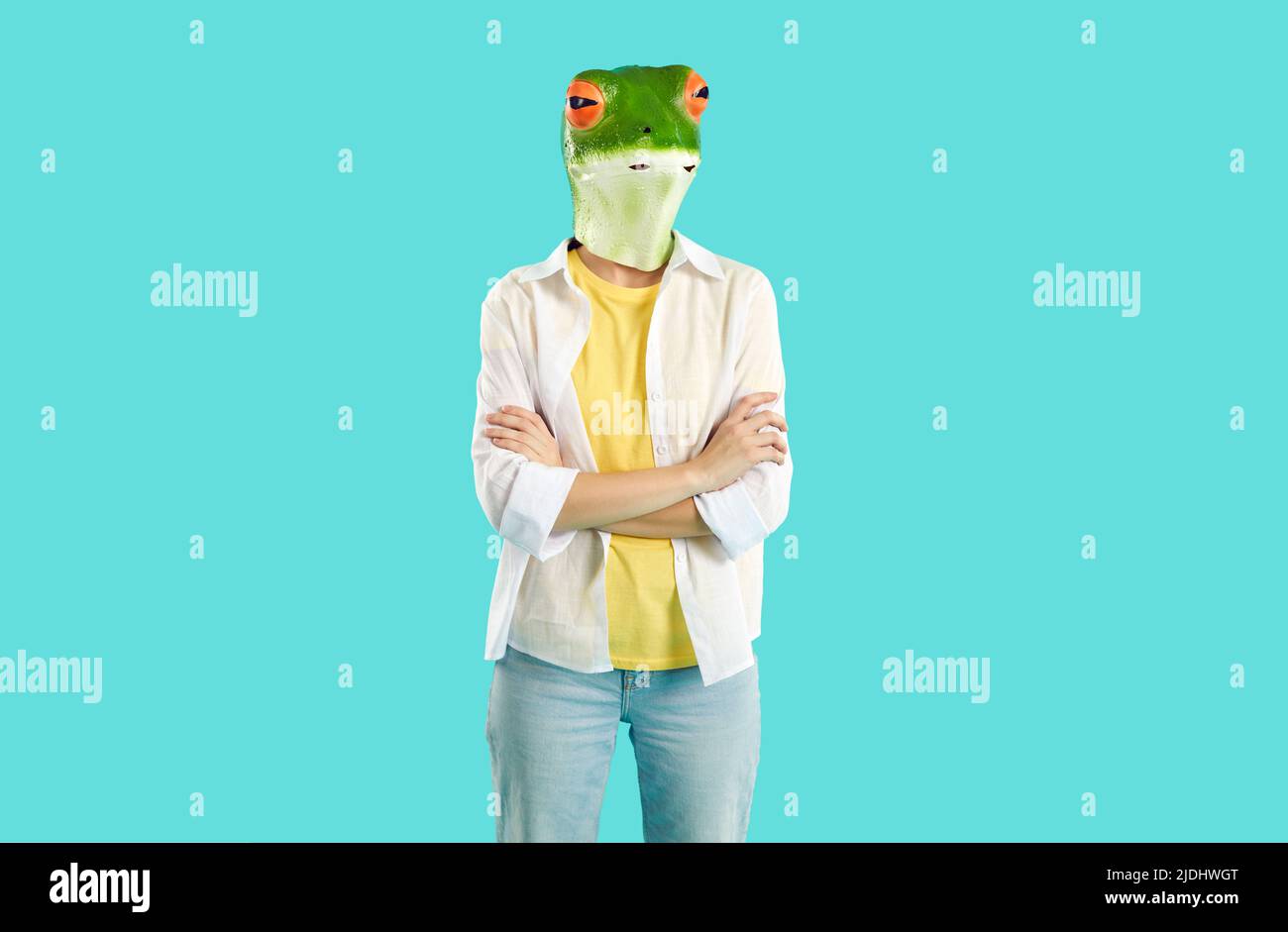 Cool excentrique personne dans le masque de tête de grenouille Banque D'Images