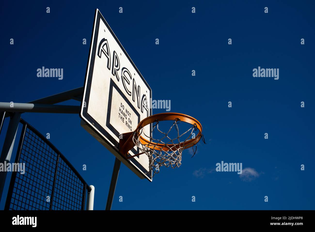 Zone de jeux multi-usage de l'Arena MUGA au parc public d'Eastleigh Hampshire au Royaume-Uni. Gros plan du filet et du tableau de basket-ball avec logo Arena. Banque D'Images