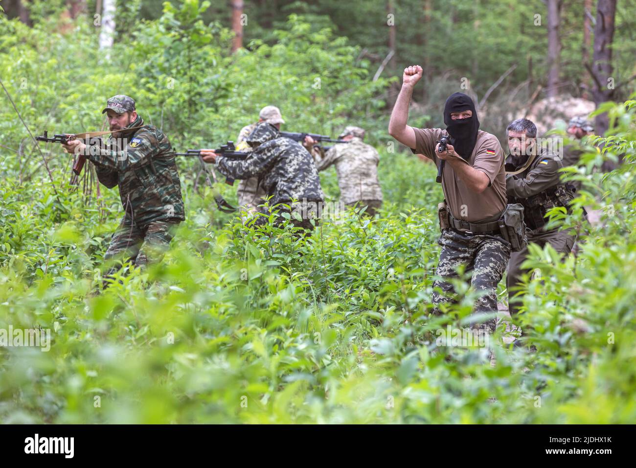 Bucha, Ukraine. 17th juin 2022. Les combattants de la défense territoriale équipés de fusils automatiques sont en position de combat pendant l'entraînement au combat. Des membres de l'unité de défense territoriale de Bucha, une force de soutien de l'armée régulière ukrainienne, participent à un exercice pour les classes régulières de tactiques de combat, non loin de la ville ukrainienne de Bucha, dans la région de Kiev, en Ukraine. (Credit image: © Mykhaylo Palinchak/SOPA Images via ZUMA Press Wire) Banque D'Images
