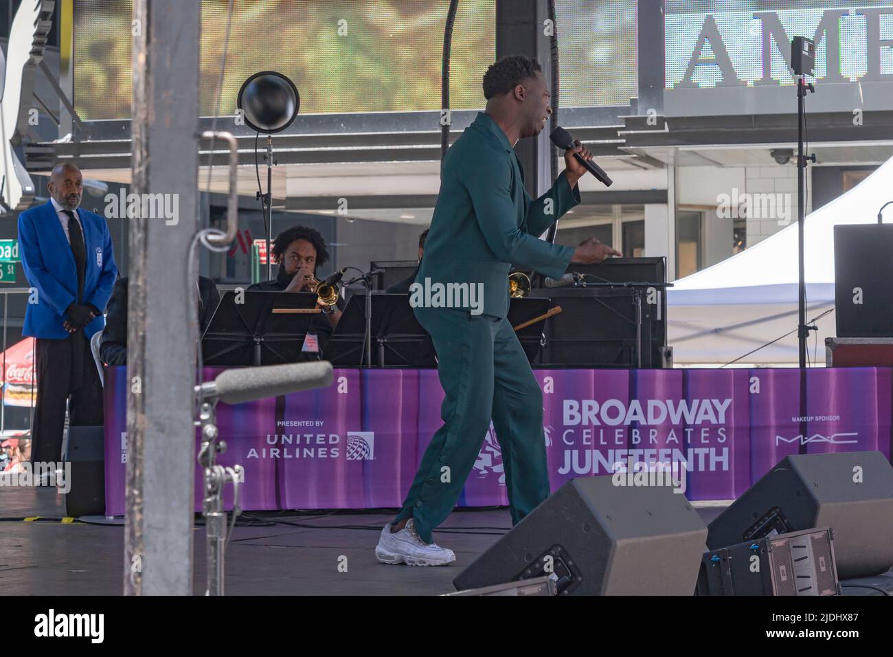 New York, États-Unis. 19th juin 2022. L'acteur DEOn't Goodman chante pendant Broadway célèbre le dix-septième au Times Square à New York. Le dix-septième jour est une fête fédérale aux États-Unis commémorant l'émancipation des Afro-Américains asservis. (Photo par Ron Adar/SOPA Images/Sipa USA) crédit: SIPA USA/Alay Live News Banque D'Images