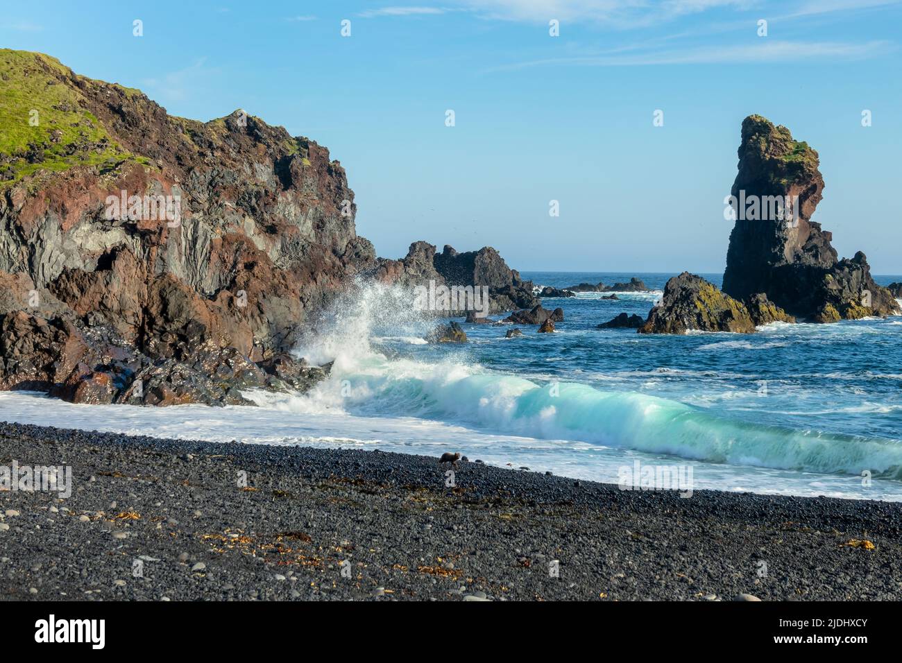 Vagues et rochers sur la plage de Djuponalonssandur, péninsule de Snaefellsnes, Islande Banque D'Images