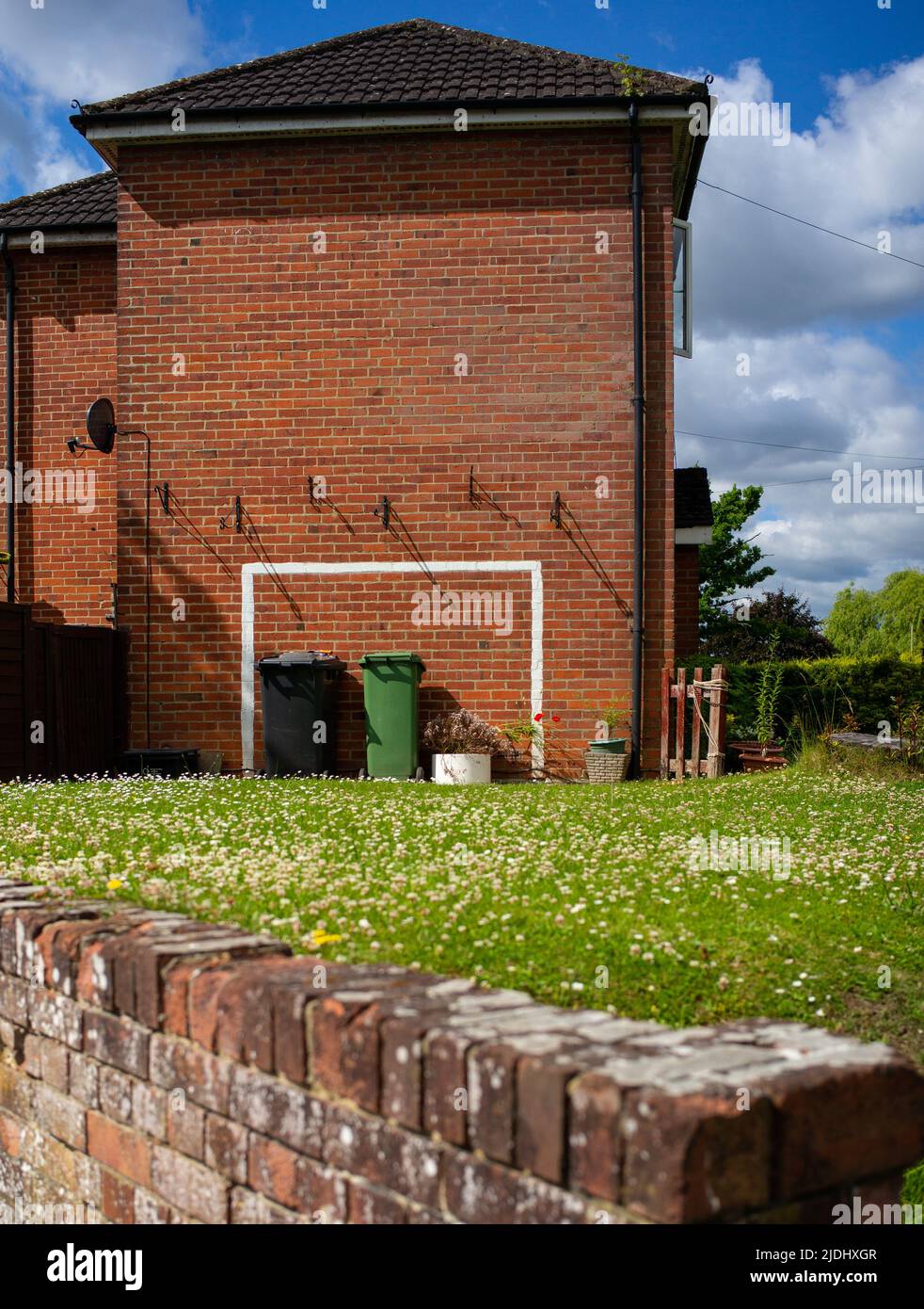 Une maison avec un poteau de but de football peint sur le côté de la brique visible de la route dans la ville d'Eastleigh Hampshire Royaume-Uni. Banque D'Images