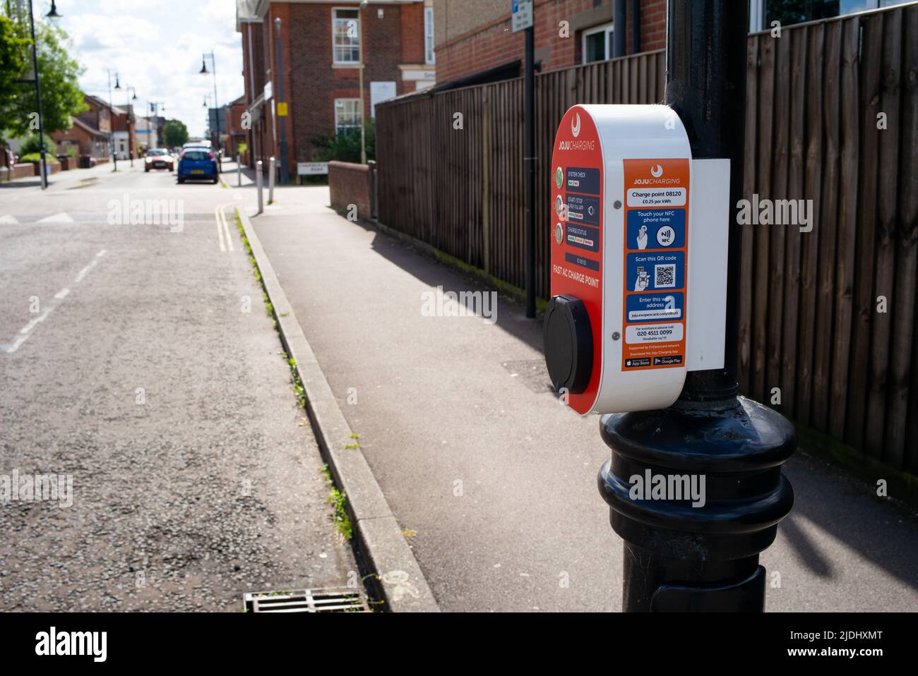 JOJU Lamppost Street EV point de charge au centre-ville d'Eastleigh hampshire Royaume-Uni. Banque D'Images
