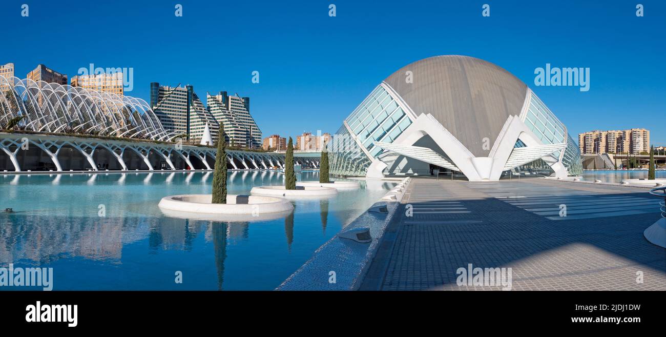 VALENCE, ESPAGNE - 15 FÉVRIER 2022: La Cité des Arts - Hemisferic conçu par l'architecte valencien Santiago Calatrava. Banque D'Images