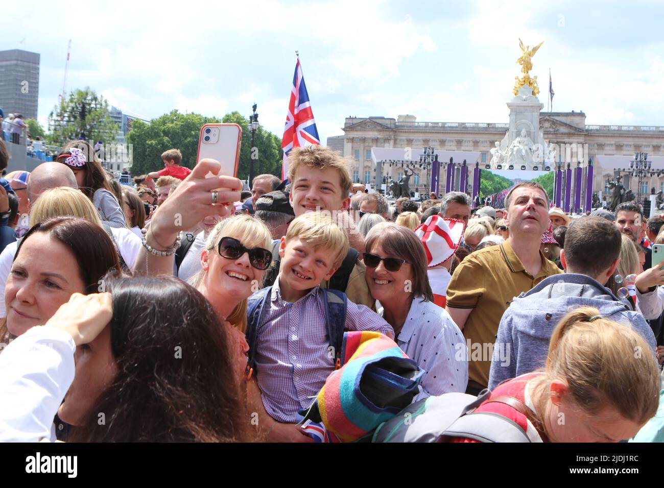 Une famille prend un selfie devant le palais de Buckingham lors des célébrations du Jubilé de platine de la Reine Banque D'Images