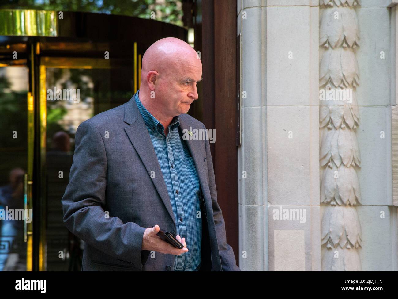 Londres, Angleterre, Royaume-Uni. 21st juin 2022. MICK LYNCH, secrétaire général du Syndicat national des travailleurs du rail, de la marine et du transport (RMT), quitte le studio de la BBC à Westminster alors que les travailleurs du chemin de fer commencent la plus grande grève depuis des décennies au Royaume-Uni. (Image de crédit : © Tayfun Salci/ZUMA Press Wire) Banque D'Images
