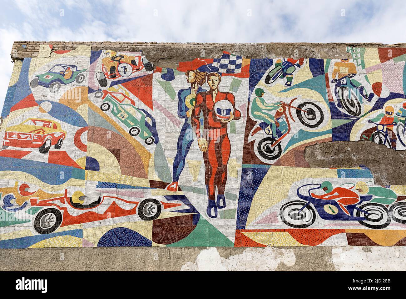 Mosaïque soviétique sur un bâtiment près de motopark à Rustavi, Géorgie Banque D'Images