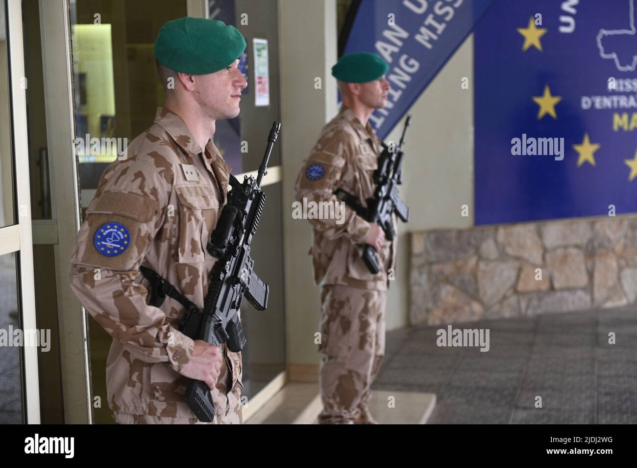 Bamako, Mali. 20th juin 2022. Les soldats tchèques qui gardent le siège de la Mission de formation de l'Union européenne (EUTM) à Bamako (Mali), en 20 juin 2022. Crédit: Karel Capek/CTK photo/Alay Live News Banque D'Images