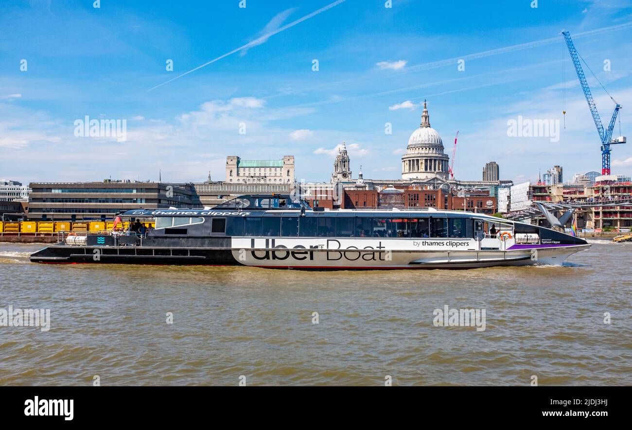 Vue sur la Tamise South Bank, Londres, Angleterre Royaume-Uni - Un bateau touristique Uber Thames Clipper voyage le long de la Tamise avec la cathédrale St Pauls en arrière-plan photo prise par Simon Dack Banque D'Images