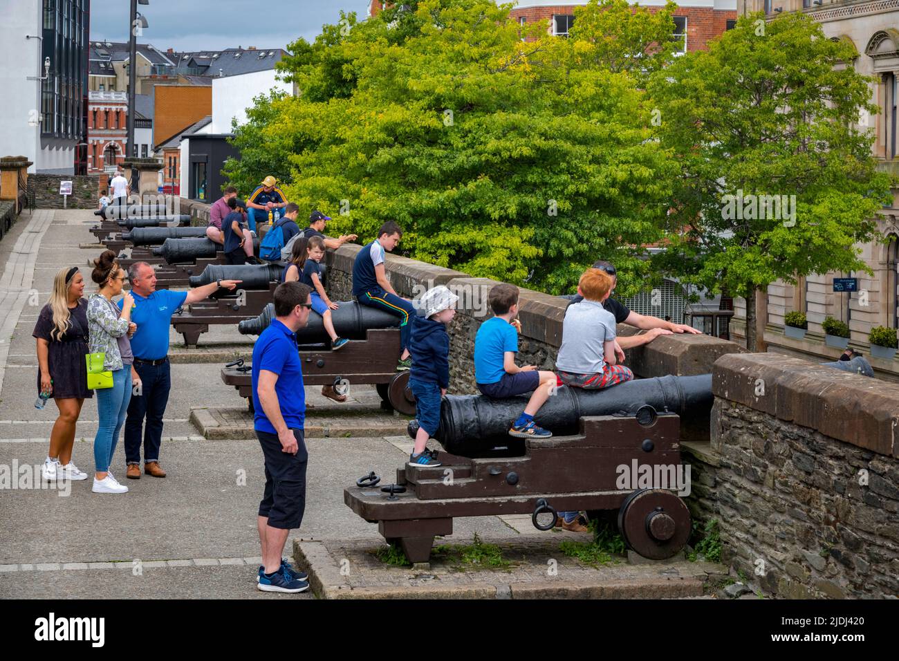 Touristes sur les murs de Derry, Derry City, Irlande du Nord Banque D'Images