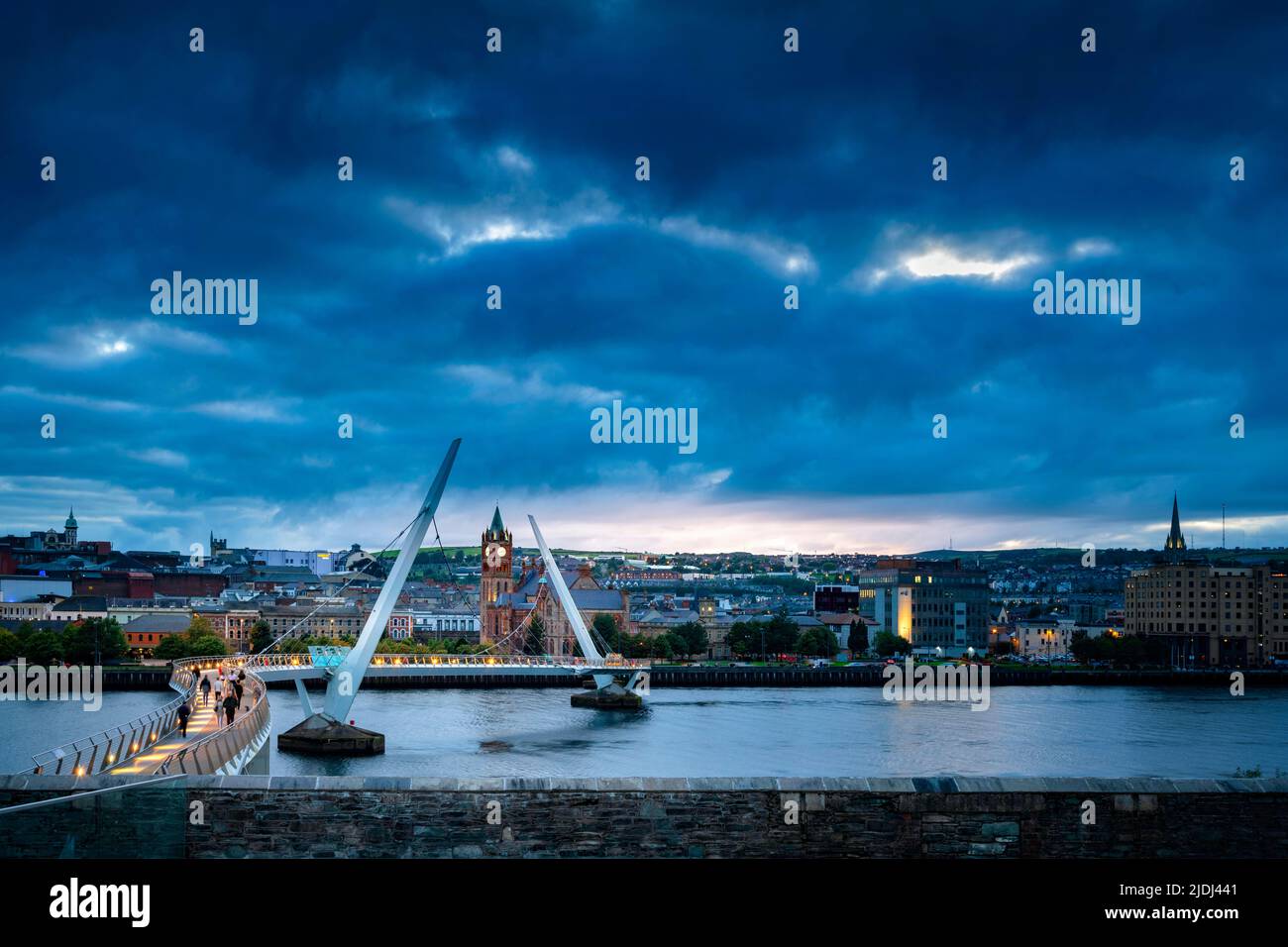 Crépuscule au pont de la paix, Derry City, Irlande du Nord Banque D'Images